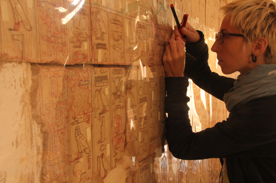 Dokumentacja ścian w Kaplicy Hatszepsut. Fot. A. Niemirka