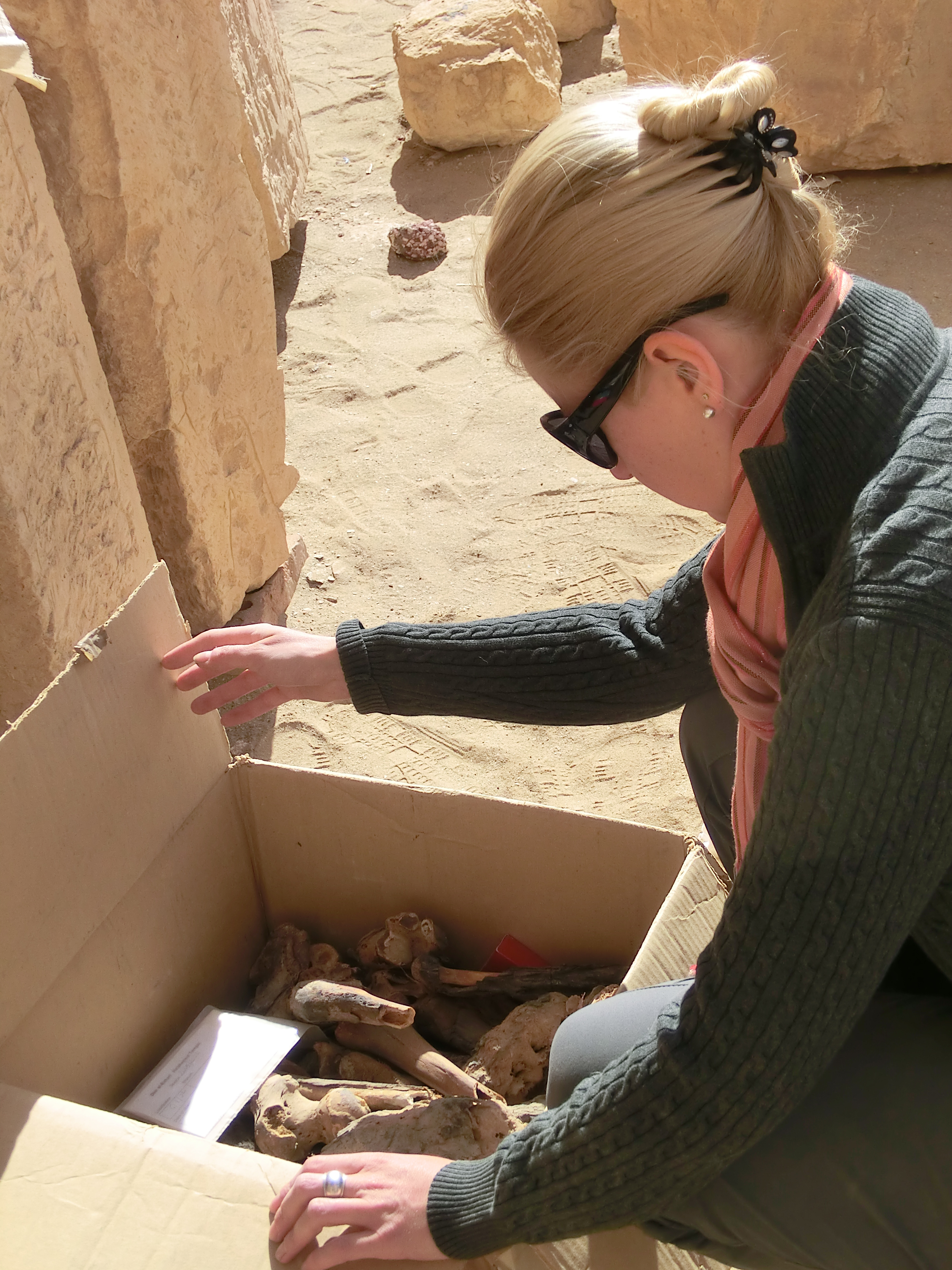 Sarah Fortune podczas przeglądania zabytków