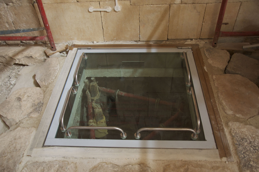Widok zamontowanego szklanego włazu do grobu. Fot. M. Jawornicki