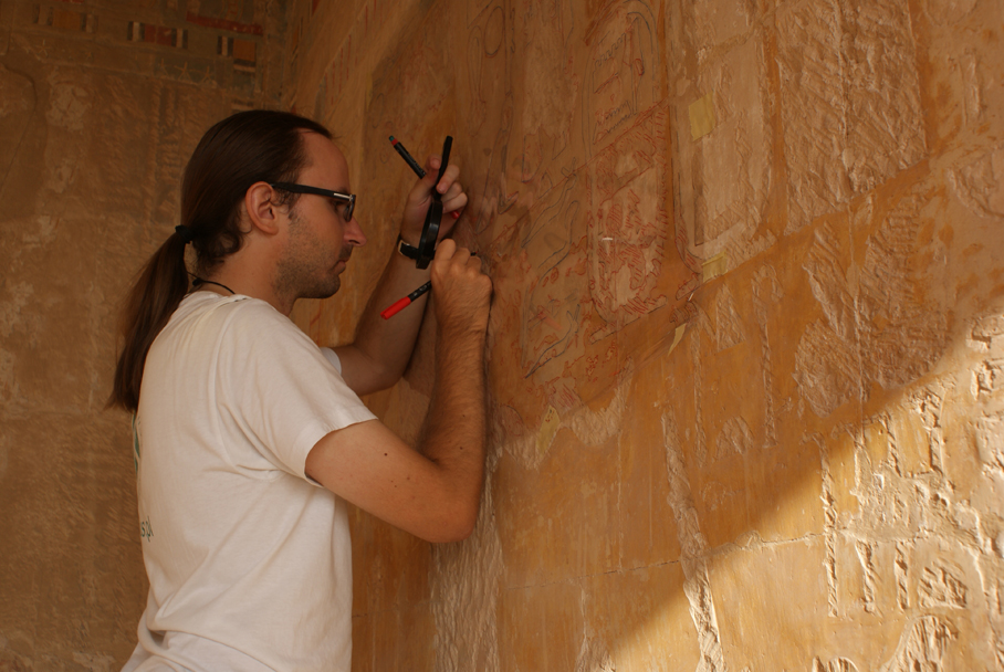 Filip Taterka podczas dokumentacji reliefów ze Środkowego PortykuPołudniowego, fot. K. Brzoza