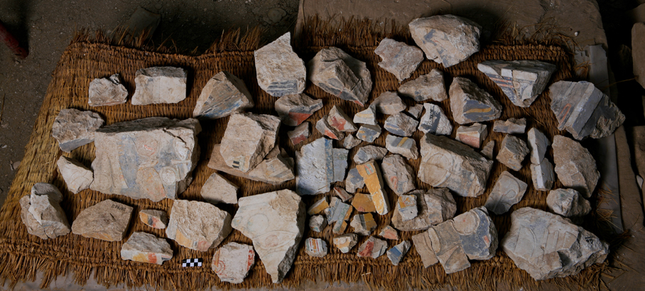 Zbiór fragmentów dekorowanych bloków pochodzących ze Stacji na Barkę Amona Kompleksu Świątyni Grobowej Hatszepsut w Deir el-Bahari. Fot. M. Jawornicki