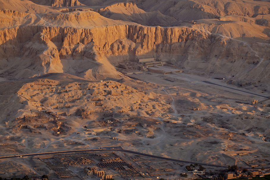 Widok na dolinę Deir el-Bahari. Fot. M. Jawornicki