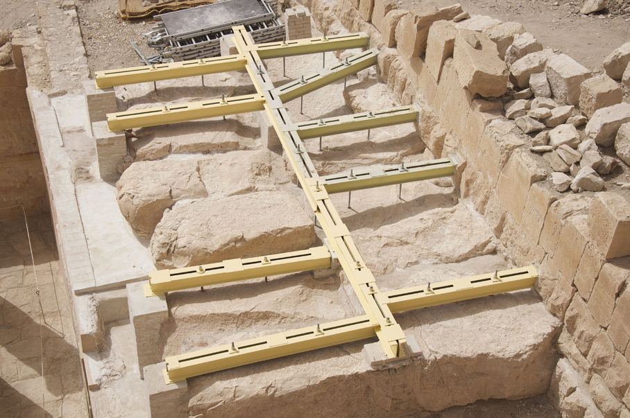 Widok zabezpieczenia płyt i architrawów nad Westybulem Kaplicy Hathor. Fot. M. Jawornicki