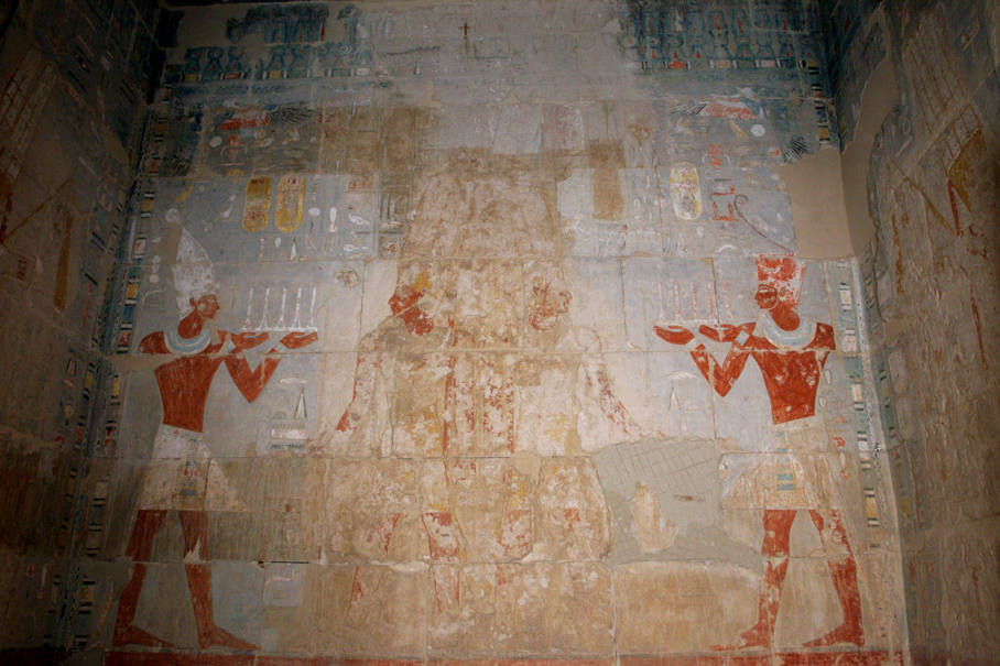 Południowa Kaplica Amona, Hatszepsut i Tuthmosis III skontrastowani na tylnej ścianie. Fot. M. Jawornicki