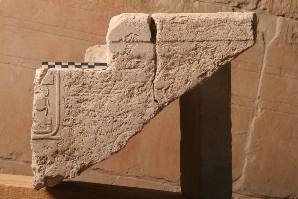 Blok ze ściany wschodniej westybulu kaplicy Hatszepsut (fot. M. Jawornicki)