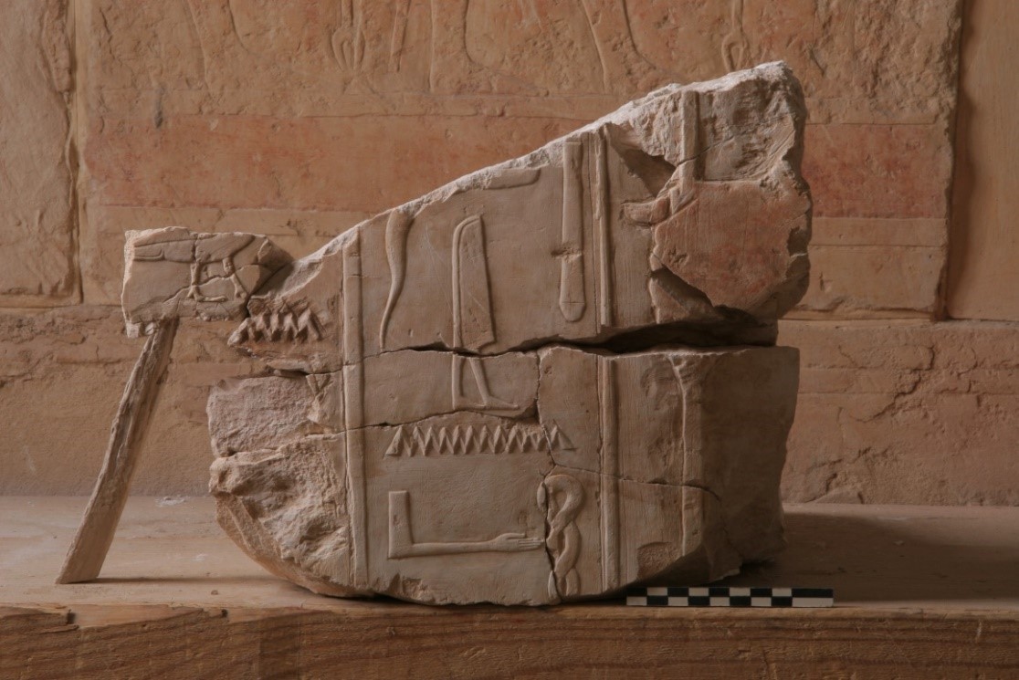 Blok z dolnego rejestru ściany południowej westybulu kaplicy Hatszepsut (fot. M. Jawornicki)